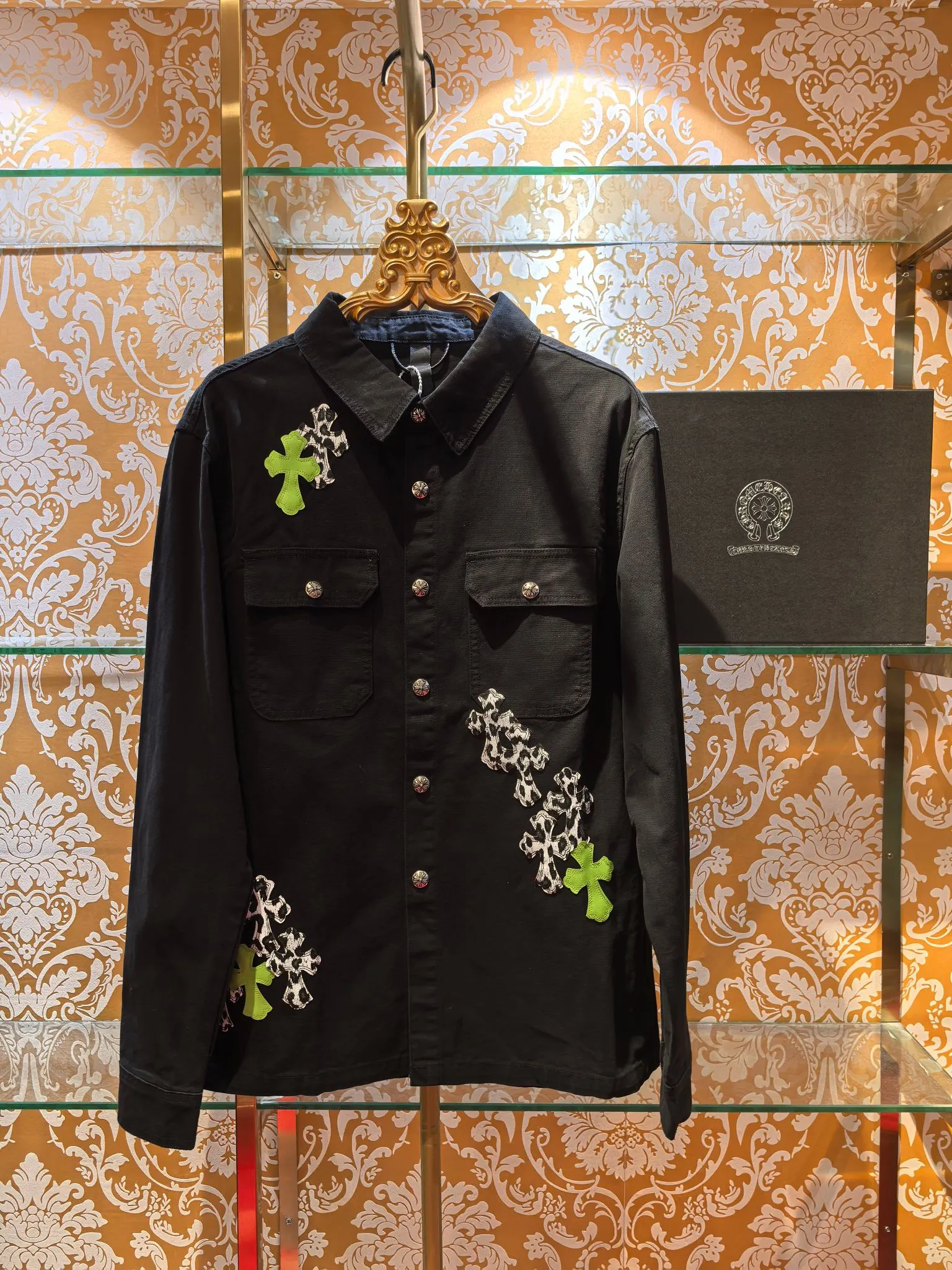 P480 Chrome Hearts advanced custom model, Chrome Hearts patchwork leather denim jacket, twill denim custom fabric, cross patchwork leather is all imitation lambskin, all dyed to completely restore no color difference, the inner leather label is first-layer calfskin, all hardware is 925 silver plated, it is the highest version, you get what you pay for, the same size for men and women, size S M L XL.